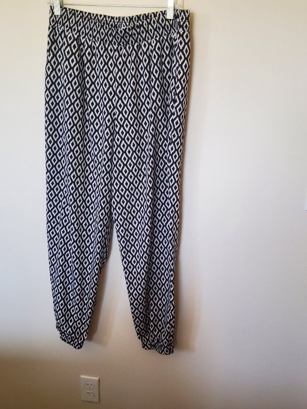 Summer pants in black and white approx size L